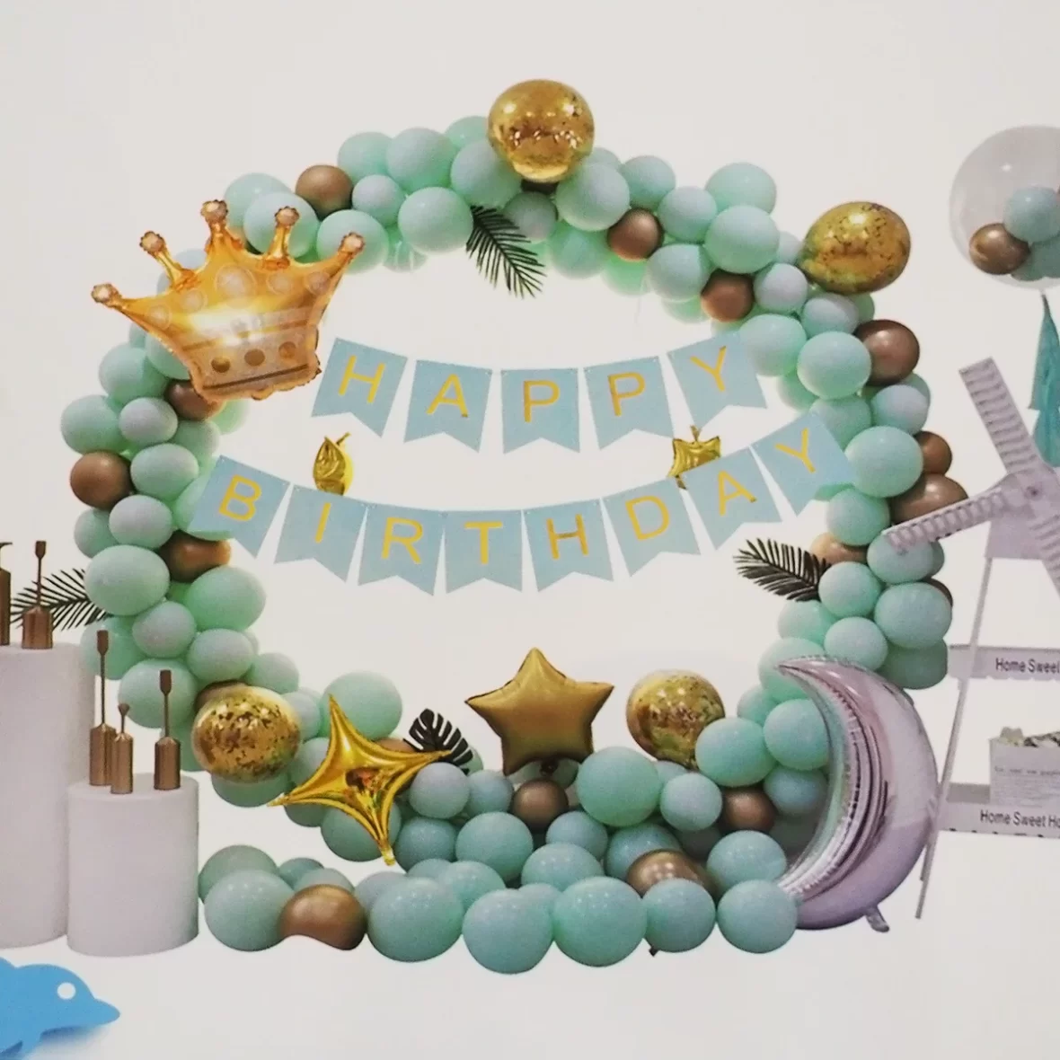 Set arcada baloane cu 110 baloane in nuante de turcoaz cu auriu, cu ghirlanda Happy Birthday, frunze si alte accesorii