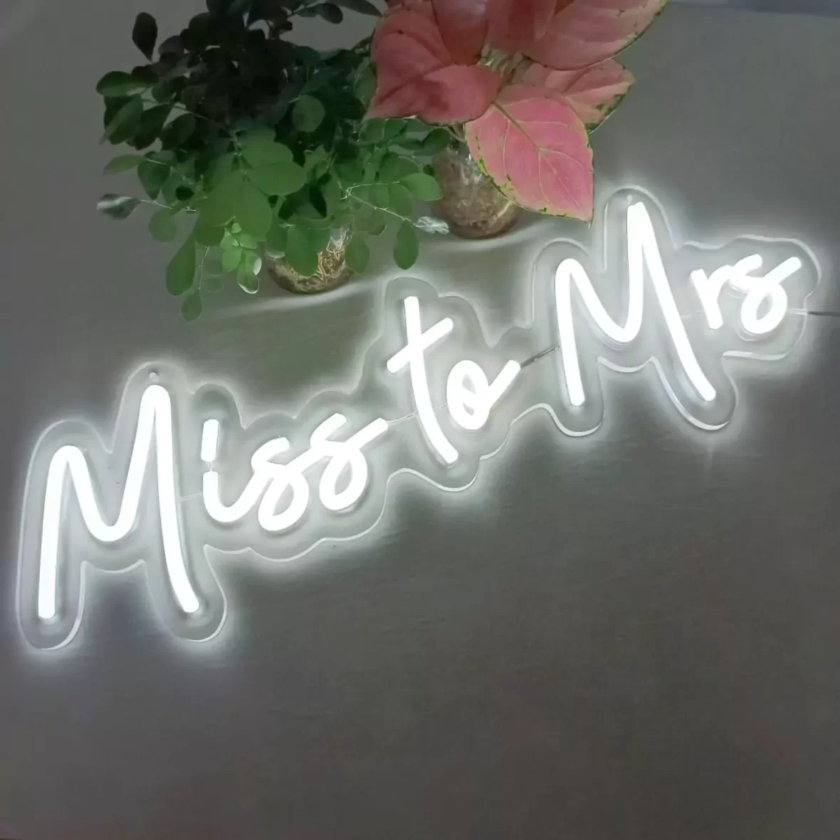 2562-banner-luminos-neon-mrss-to-mrs-fundal-transparent-luminozitate-reglabila-54-x-18-cm-2-6612f15adade2