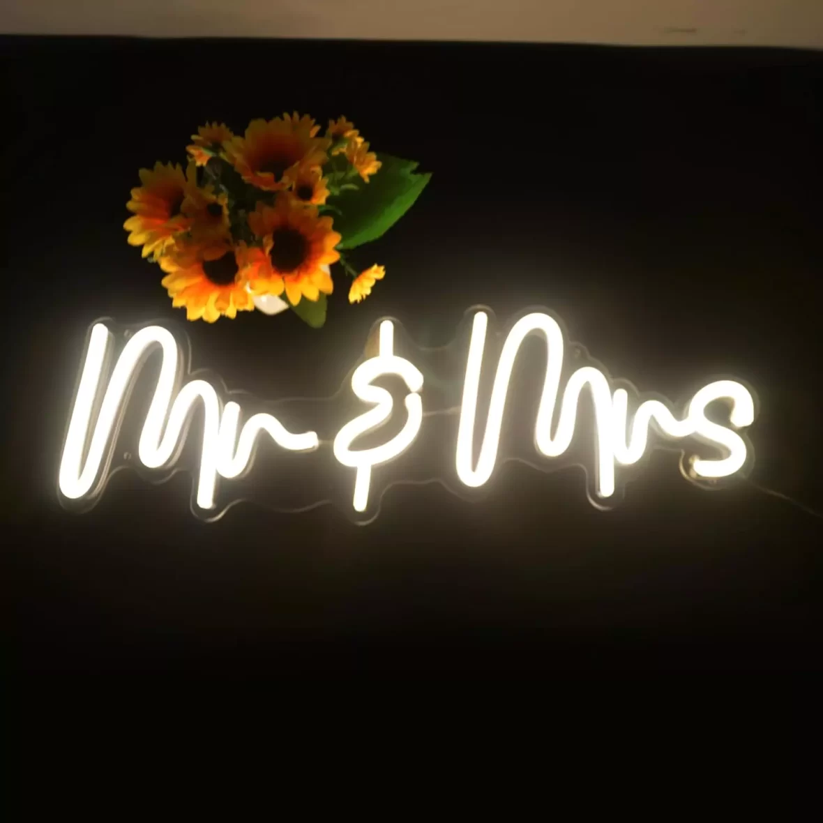 2563-banner-luminos-neon-mr-mrs-fundal-transparent-luminozitate-reglabila-42-x-17-cm-2-6612f8f559ce0